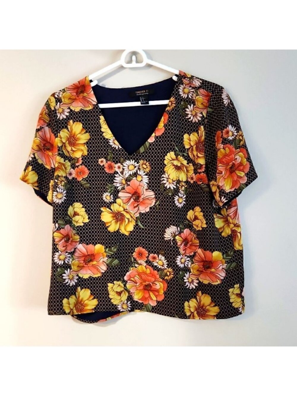 Forever 21 large top contemporary floral short sleeve vneck chain link pattern